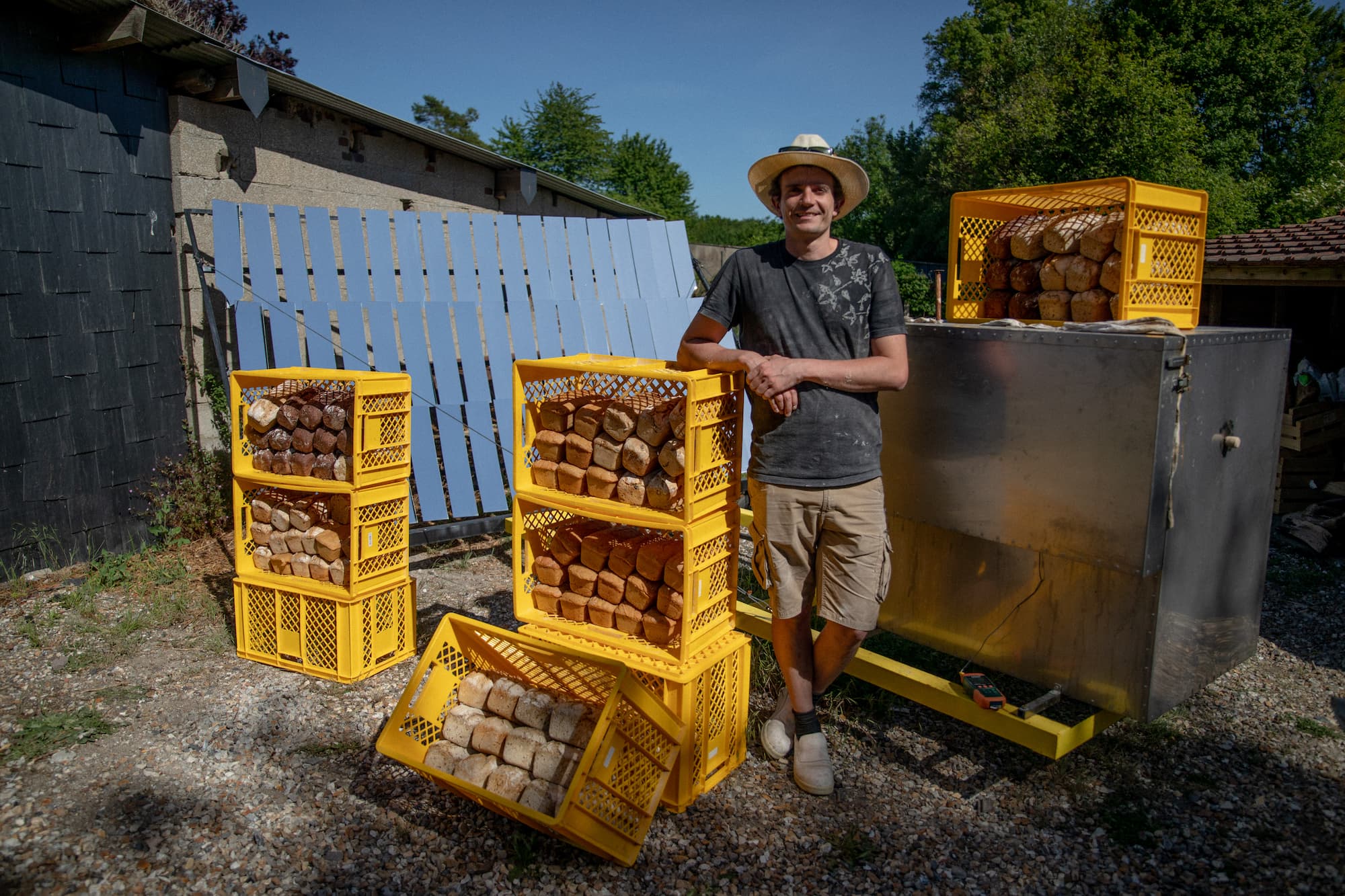 Arnaud Crétot, premier boulanger solaire en France, devant ses casiers de pain et son four solaire Lytefire